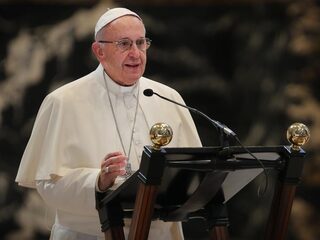 Stand.nl: De paus moet het celibaat wereldwijd afschaffen