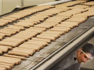 'Verbied sigaretten, frikandellen en bitterballen.'