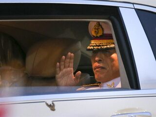 Podcast De Dag: Uniek protest tegen extravagante Thaise koning