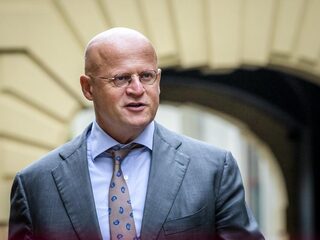 'Aftreden Grapperhaus kan geloofwaardigheid van het kabinet redden'