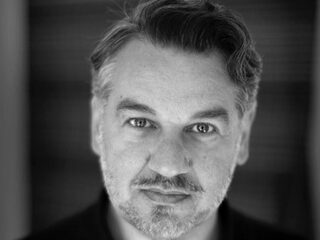 'Red de kunstsector, geef kunstenaars meer zendtijd'