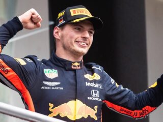 Verstappen wint chaotische en kletsnatte Grand Prix van Duitsland