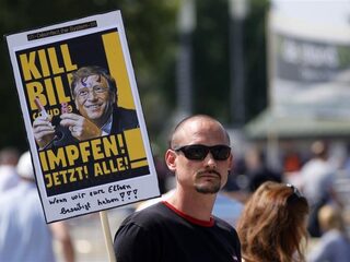 Podcast De Dag: Wie profiteren van de corona-complotten?