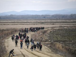 NAVO doet oproep aan Rusland en Syrië, Turkije dreigt vluchtelingen door te laten