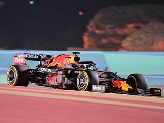 Hamilton wint bloedstollende seizoensopener in Bahrein, Verstappen tweede