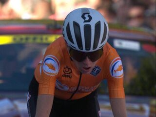 Van Vleuten pakt wereldtitel op de weg na bizarre solo