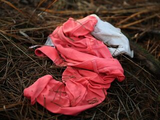 Vluchtelingenkleertjes zoeken in het bos bij Bladel