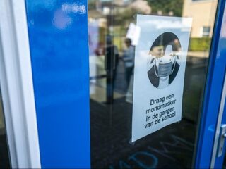 Voorzitter Landelijk Netwerk Acute Zorg pleit voor mondkapjesplicht en 'drastische maatregelen'