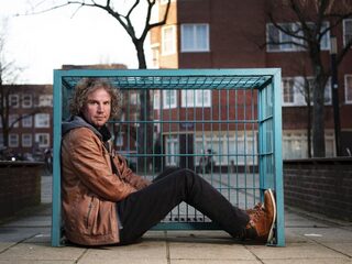 'Blaffen vanaf de zijlijn'; dichter des vaderlands Tsead Bruinja neemt afscheid met gedicht over de rellen