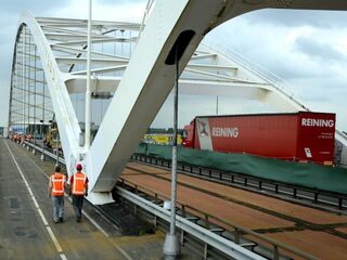 Helemaal geen vrachtauto's meer over Merwedebrug A27