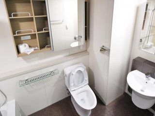 Toiletbril kapot in accommodatie: wie moet die vervangen?