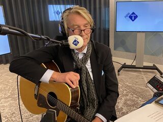 Frank Boeijen leert Langs de Lijn En Omstreken-presentator lied schrijven