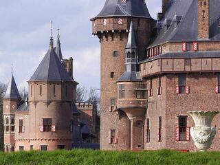 'Wat mij betreft wordt de adel in Nederland weer ingevoerd'