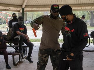 Deze groep zwarte Amerikanen bewapent zich 'alvast' tegen extreemrechtse Trumpaanhangers