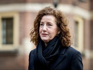 Minister Van Engelshoven vindt 'laagopgeleid' geen goede term