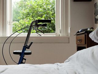 Coronavirus drukt op de ouderenzorg: 'Minder douchen en minder tijd voor persoonlijke aandacht'