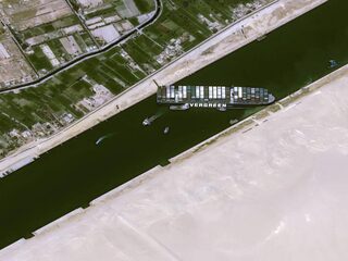 'Containerschip in Suezkanaal gedeeltelijk los'