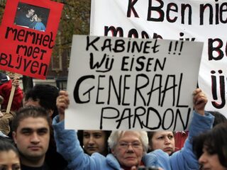 Procedure moet 'pardonners' na 13 jaar helpen aan Nederlanderschap