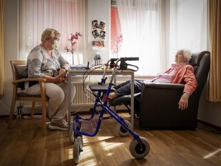 Medische mondkapjes verplicht in verpleeghuizen in drie regio's