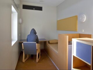 Stand.nl: Kinderen moeten niet meer in een politiecel worden opgesloten