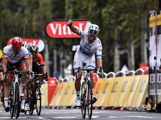 Kristoff is Degenkolb te snel af en wint op Champs-Élysées