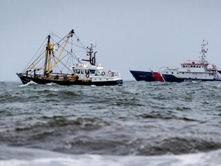 'Slecht weer laat intensieve zoektocht opvarenden viskotter 'Lummetje' niet toe'