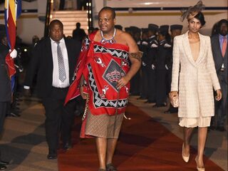 Swaziland gaat gebukt onder armoede, maar de koning leeft als een god