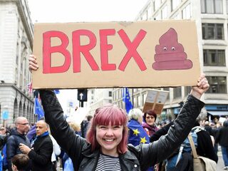 Mays deal opnieuw verworpen op Brexit-dag: 'Voor de rijke brexiteers is het allemaal een spel'