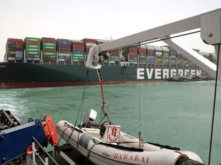 Vastgelopen containerschip in Suezkanaal is weer los