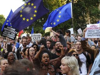 Protest tegen schorsing Brits parlement; petitie ruim miljoen keer ondertekend