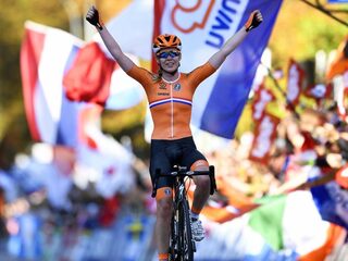 Van der Breggen wint, van Vleuten breekt haar knie