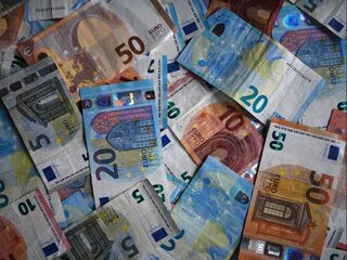 Stand.nl: Nederlanders moeten meer spaargeld uitgeven.