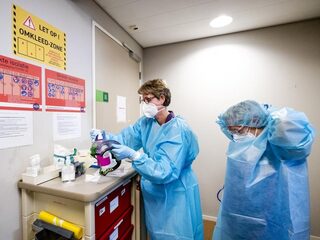 Na positieve coronatest moeten sommige zorgmedewerkers toch aan de slag