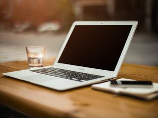 FNV: 'Maak duidelijke afspraken over thuiswerken en neem thuiswerkvergoeding op in de cao'