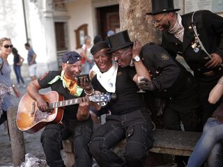 Muziek, roet en hoge hoed: schoorsteenvegers vieren hun verdwijnende vak