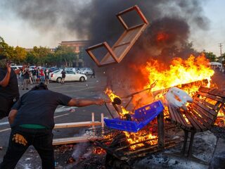 Onrust in Minneapolis, demonstranten bestormen politiegebouw