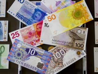 Wie zijn de mensen die nog guldens achter het behang plakken?