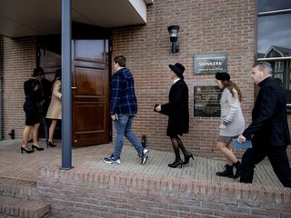 Stand.nl: 'De overheid moet optreden tegen volle kerken'