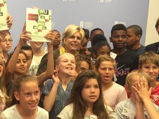 Prinses Laurentien lost met kinderen vluchtelingenvraagstuk op