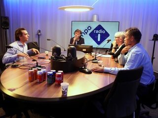 Een presentator die in een lamp praat en nog 6 bloopers uit het NPO Radio 1-archief