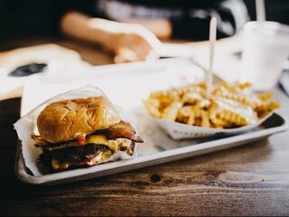 Wetenschappelijk bewezen: wie gedronken heeft, krijgt honger