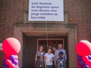 Tienermoeders kijken de kunst af bij 'voorbeeldgezin' in Gouda