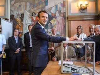 Partij Macron behaalt grote overwinning bij parlementsverkiezingen