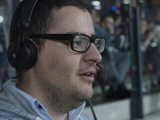 Commentator Arman Avsaroglu: 'Radio is het mooiste medium om voetbal te volgen'