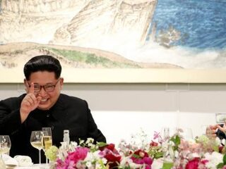 Korea's zetten klokken gelijk, maar zien we wel de ware Kim?