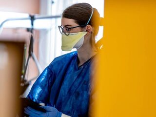 13.884 zorgmedewerkers met corona, 9 doden