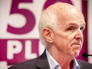 '50Plus: Onderzoek nou eens waarom ouderen elkaar altijd de tent uitvechten'