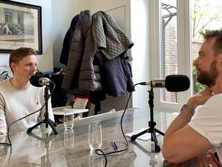 Bas Verwijlen schermt als Ajax-spits die de panna niet kan weerstaan