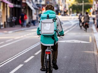 Bezorgtassen Deliveroo moeten politie helpen bij vermissingen