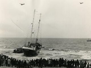 Deze Dag Toen: Veronica-schip loopt vast na storm